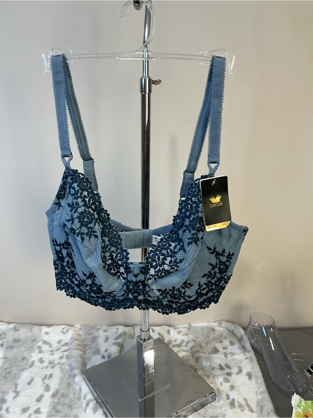 Wacoal Embrace lace Blue Lace Underwire Bra, NWT, size 36DD